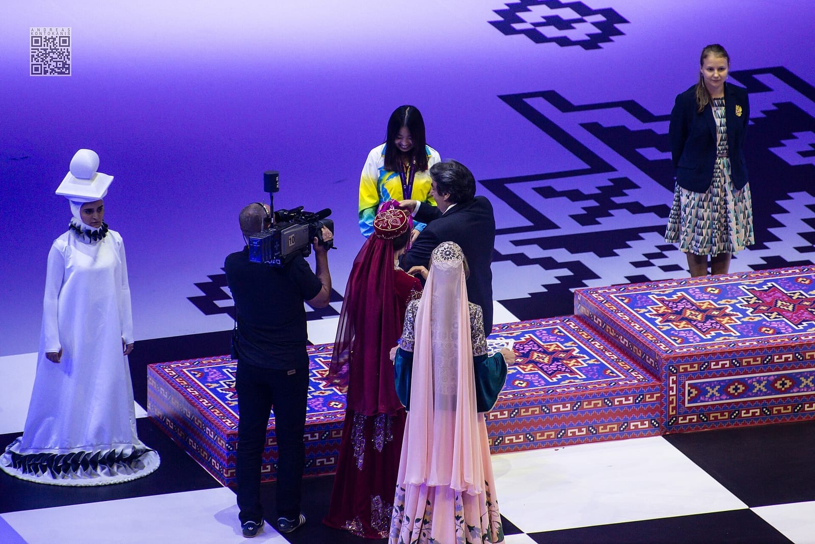 Ju Wenjun receiving her medal at the 2016 Chess Olympiad in Baku