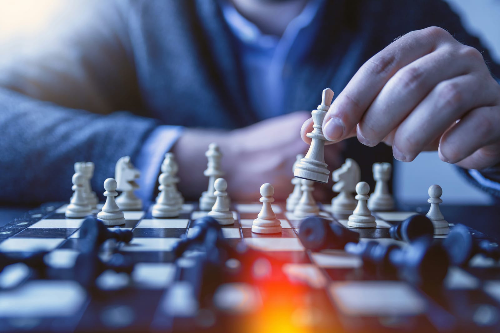 A chess player in concentration at the board, the mental state required in rapid and blitz where decisions come in seconds